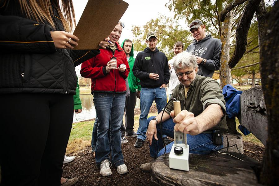 Dr. 库尔特Haberyan, a professor of biology pictured above in 2011 during a research activity with Northwest students at Colden Pond, is the co-author of recently published research detailing the discovery of a unique form of algae. (Northwest Missouri State University photo)
